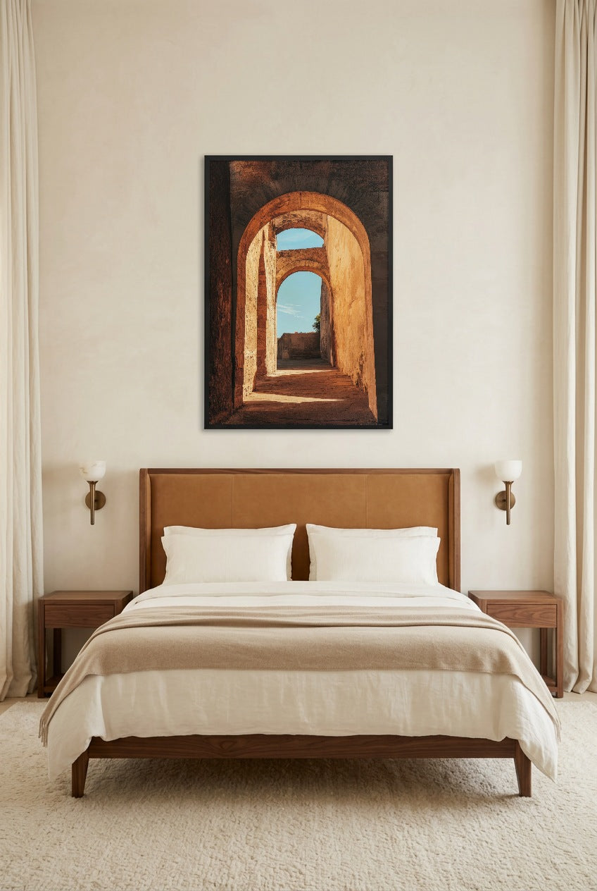 Les Arches du Soleil — poster in zwarte lijst in een slaapkamer