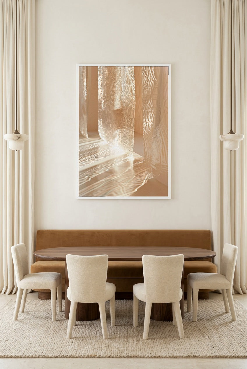 Le Voile de Verre — poster com moldura branca numa sala de jantar