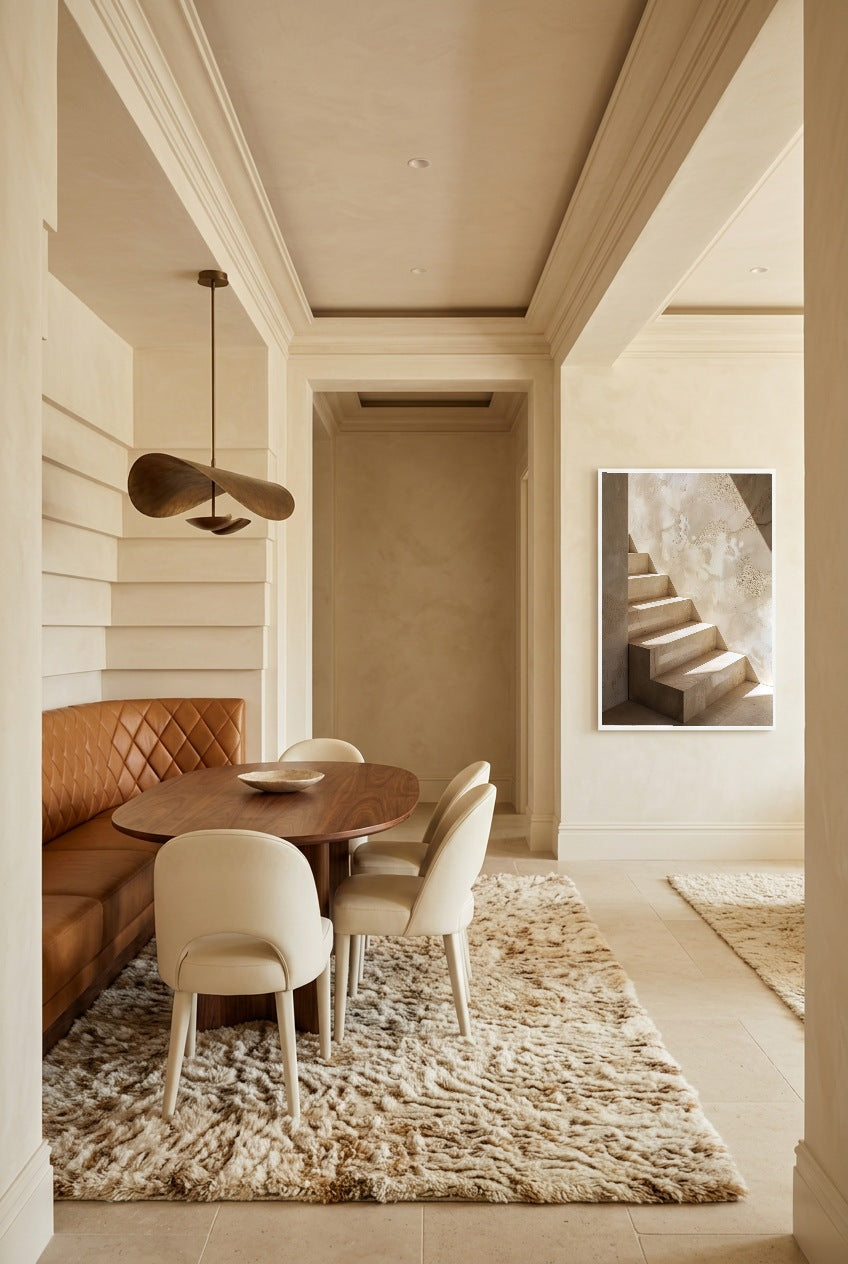 L’Escalier de Nacre — poster com moldura branca numa sala de jantar