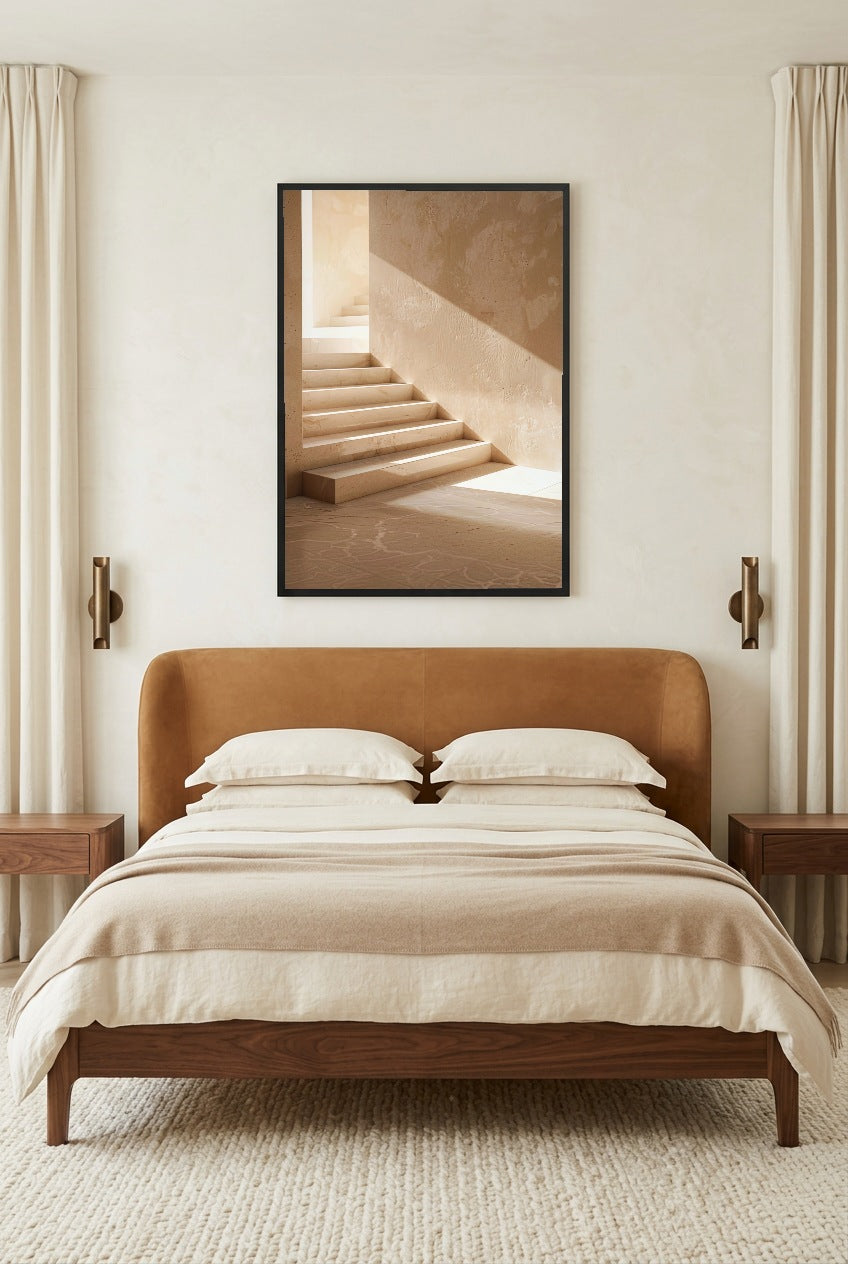L’Escalier de Sable — poster com moldura preta num quarto