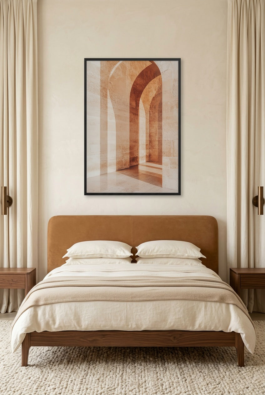 Le Passage Terracotta — affiche en cadre noir dans une chambre