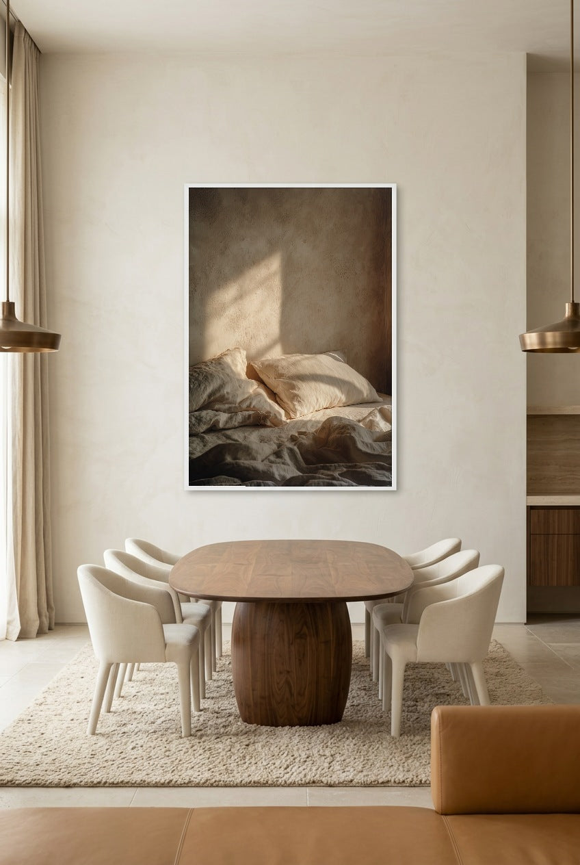 L’Heure du Réveil — poster con cornice bianca in una sala da pranzo