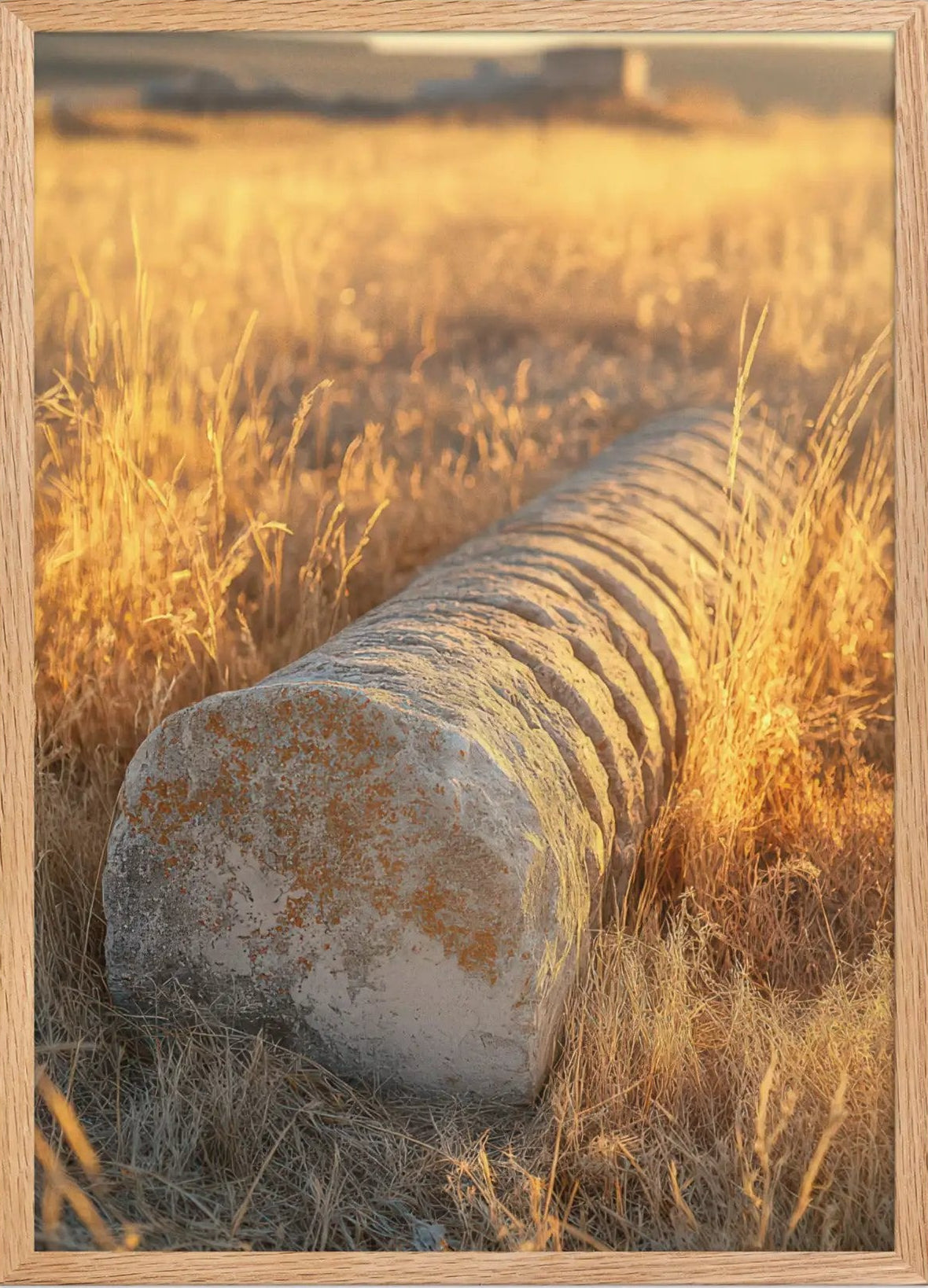Goldene Überreste – Minimalistisches Wandbild in Beige und Gold mit Landschaft