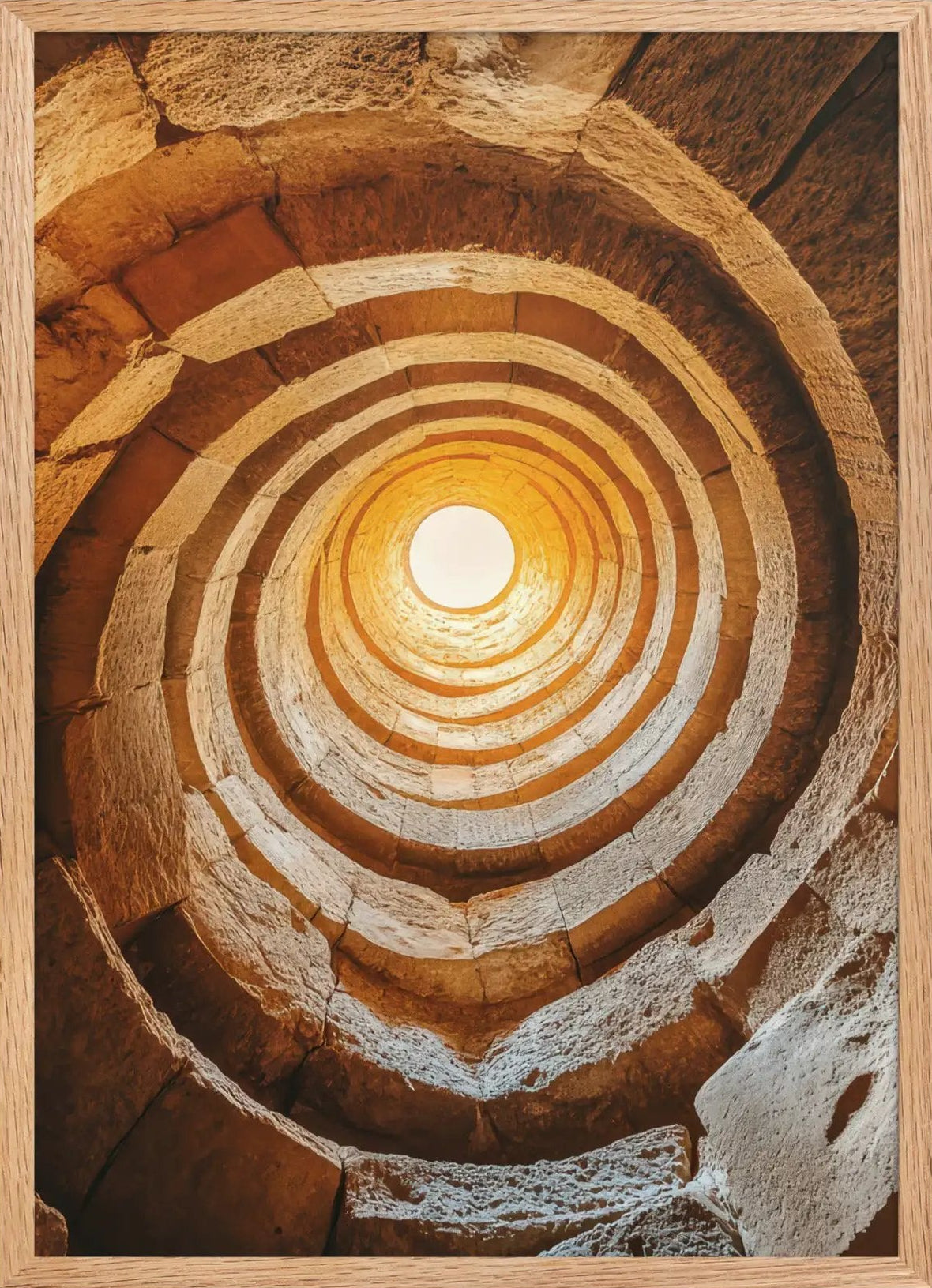 L’Oracle — Minimalistische wandposter goud zand put licht spiraal