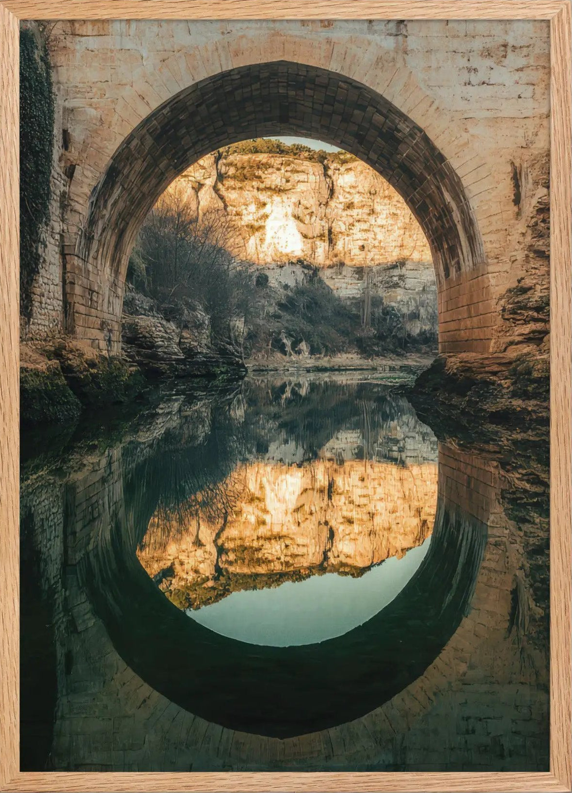Lo Specchio del Ponte — Poster da parete minimalista verde oro arco riflesso