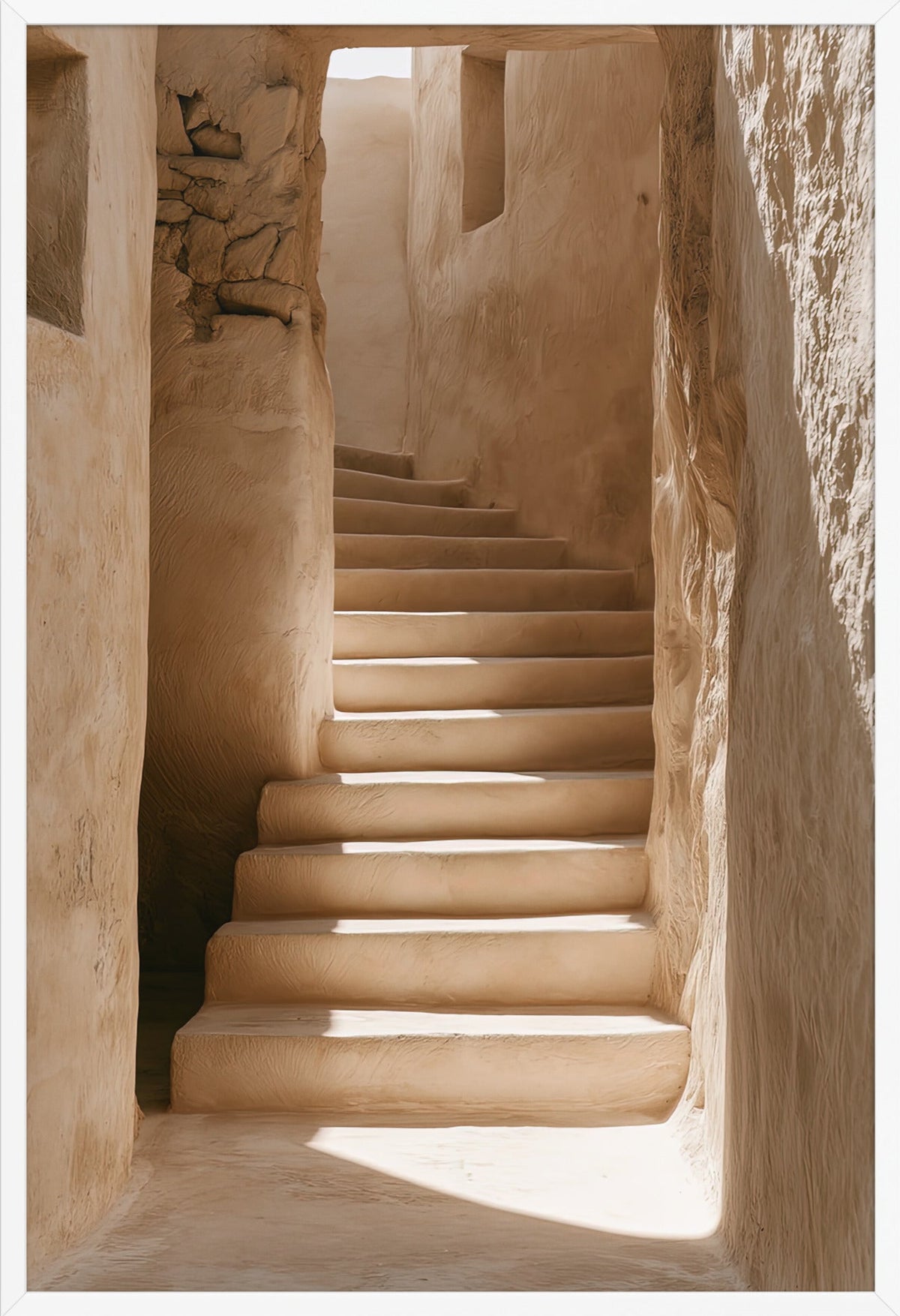 Affiche Les Degrés de Craie — escalier de pierre dans une ruelle blanchie, encadrée blanc, format 61×91 cm