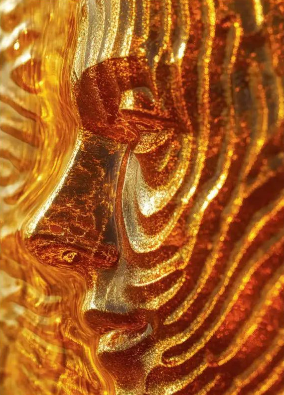 Levande Bärnsten — Minimalistisk väggaffisch guld abstrakt profil ansikte