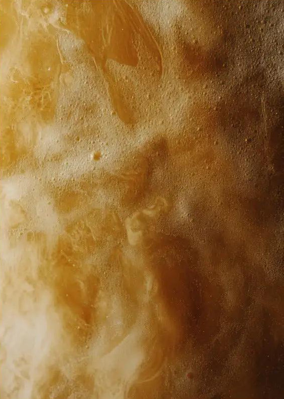 De Gouden Onyx — Minimalistische amber en ivoor mineraal wandposter