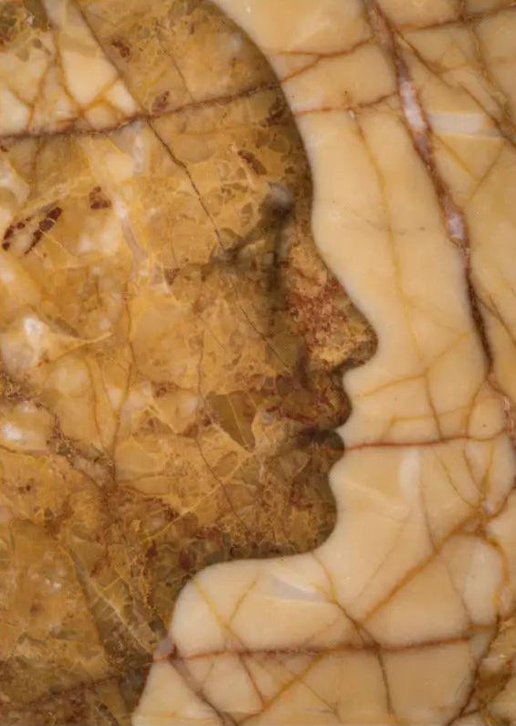 L'Âme de Marbre — Minimalist väggaffisch bärnstensfärgad abstrakt ansikte