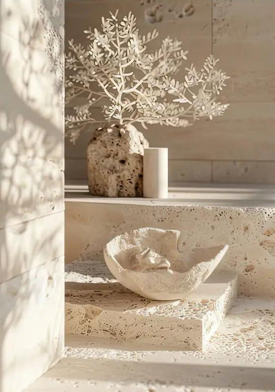 Der Weiße Altar – Minimalistisches Wandbild aus Elfenbein mit Korallenbaum