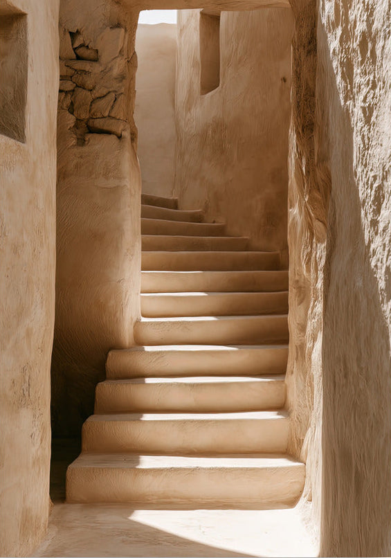 Affiche Les Degrés de Craie — escalier de pierre dans une ruelle blanchie, poster seul, format 70×100 cm