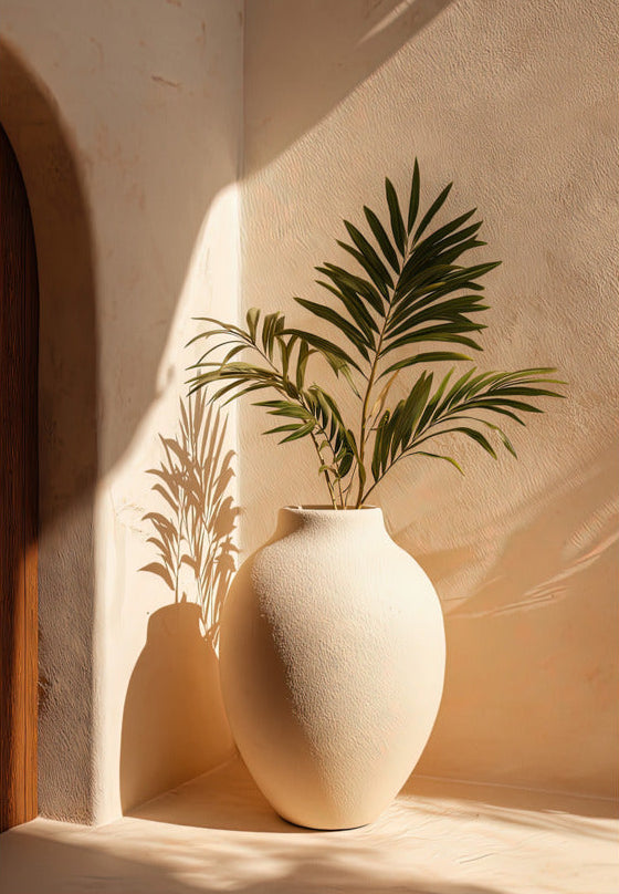 Poster Die Vase unter der Palme — eine elfenbeinfarbene Vase mit Palme in einer ockerfarbenen Nische, Format 70 × 100 cm