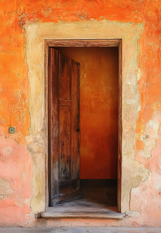 Poster Die angelehnte Tür — eine angelehnte Holztür in einer patinierten, ocker- und orangefarbenen Wand, Format 70 × 100 cm