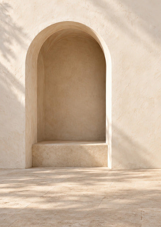 De Stenen Nis, minimalistische muurposter beige gewelfde nis en gemetselde bank — Cassili-home