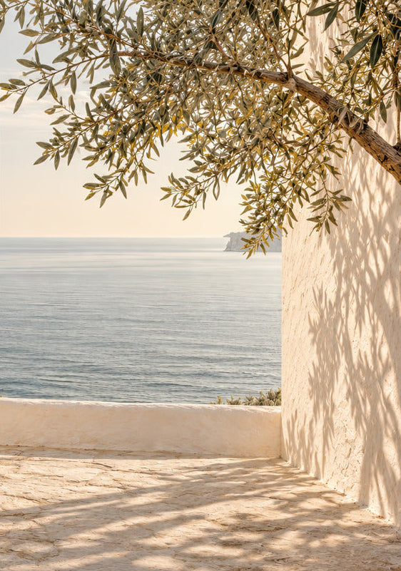 Olivträdet på Terrassen, minimalistisk väggaffisch grönt olivträd och terrass mot havet — Cassili-home