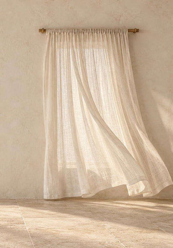 Der Vorhang im Wind, minimalistisches Wandbild in Weiß, Leinenvorhang im Wind — Cassili-home