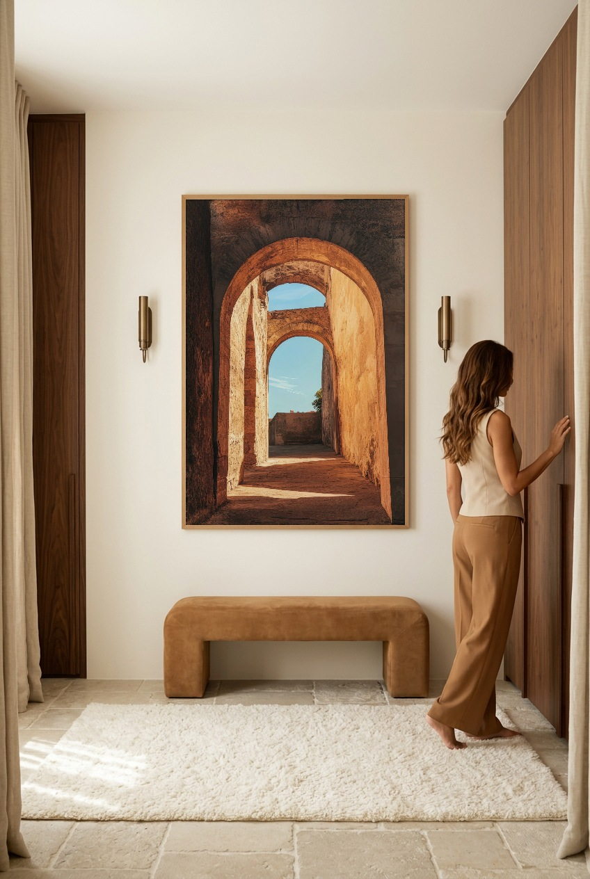 Les Arches du Soleil — vrouw voor de poster in eikenhouten lijst