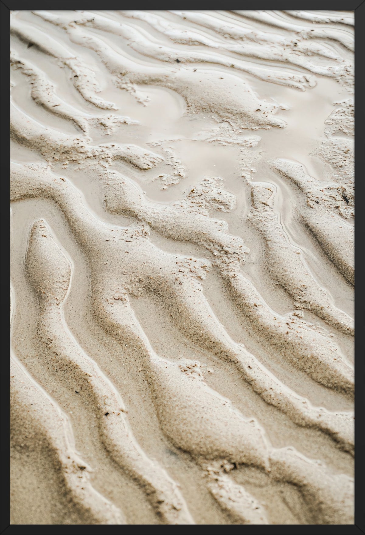 Die Schrift des Sandes — Poster im schwarzen Rahmen, Frontansicht