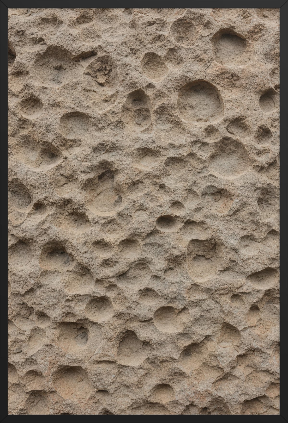Pietra Alveolata — poster con cornice nera, vista frontale
