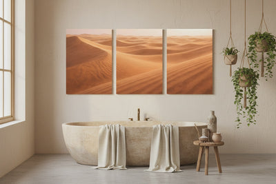 Triptyque mural Le Grand Désert, trois panneaux dunes ocre, zoom lent sur une salle de bain méditerranéenne