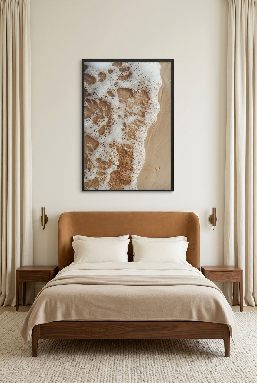 Le Sable et l’Écume — affiche en cadre noir dans une chambre