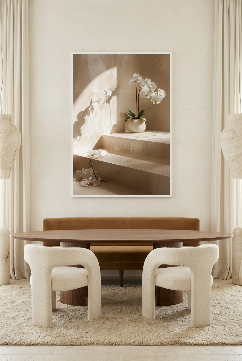 L’Escalier aux Orchidées — poster com moldura branca numa sala de jantar