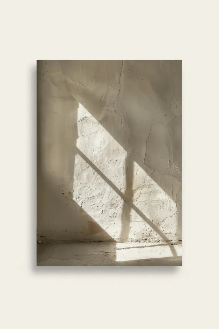 L'Ombre Diagonale — Affiche murale minimaliste ombre fenêtre mur enduit sable, affiche murale minimaliste avec cadre bois, décoration murale salon ou chambre, style méditerranéen