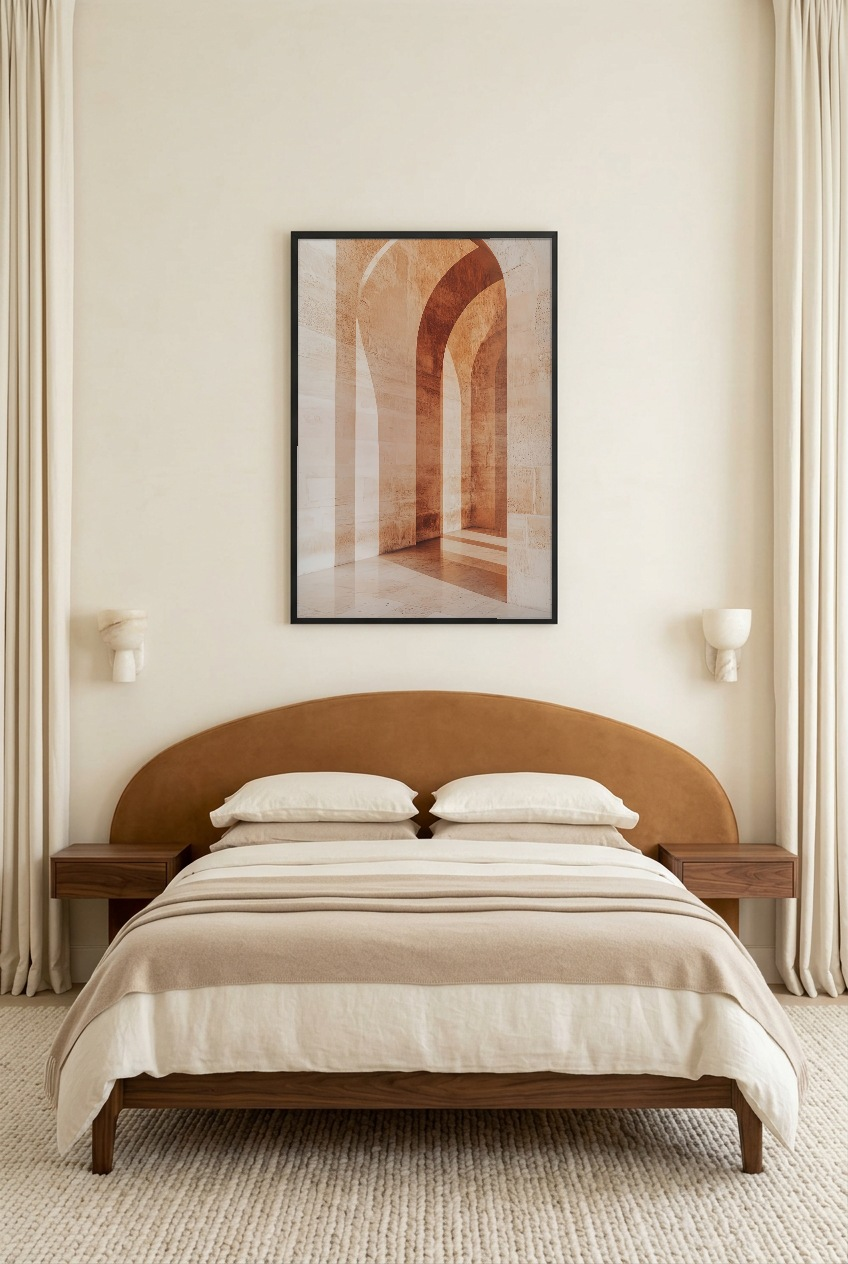 Le Passage Terracotta — affiche en cadre noir dans une chambre