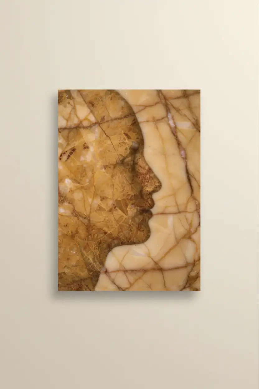 L'Âme de Marbre — Minimalist väggaffisch bärnstensfärgad abstrakt ansikte