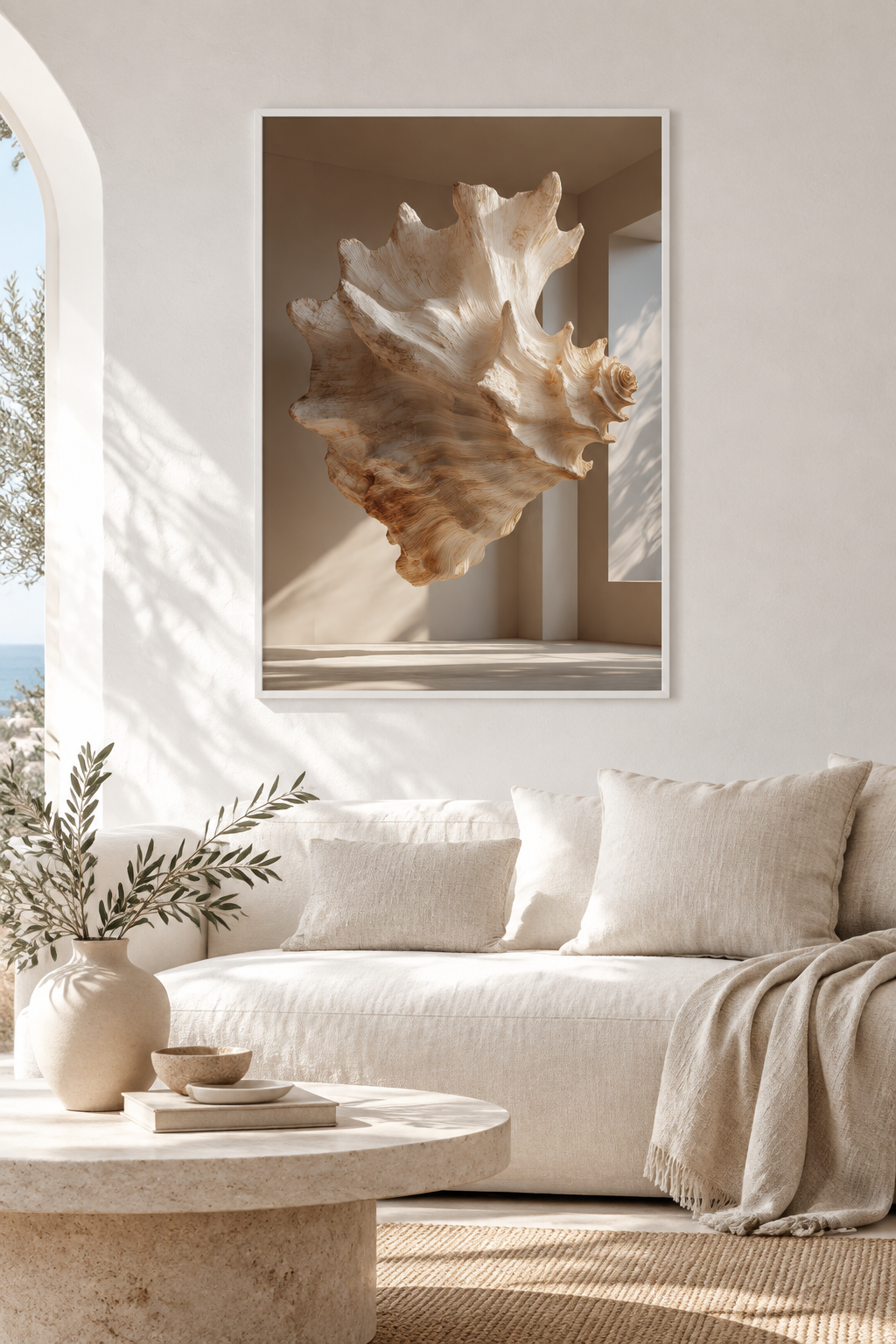 Poster Die Steinerne Spitze — weiße, durchbrochene Koralle auf einem Steinsockel, in einem hellen, weißen Interieur