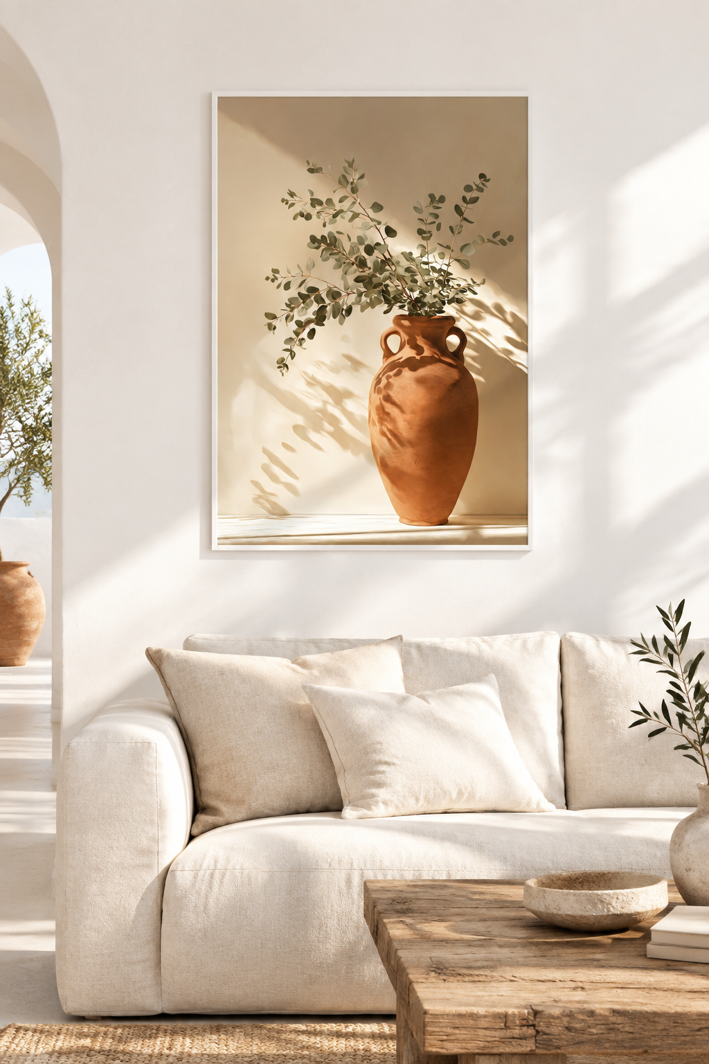 Poster Die Blühende Amphore — Terrakotta-Amphore mit Eukalyptuszweigen, in einem hellen, weißen Interieur