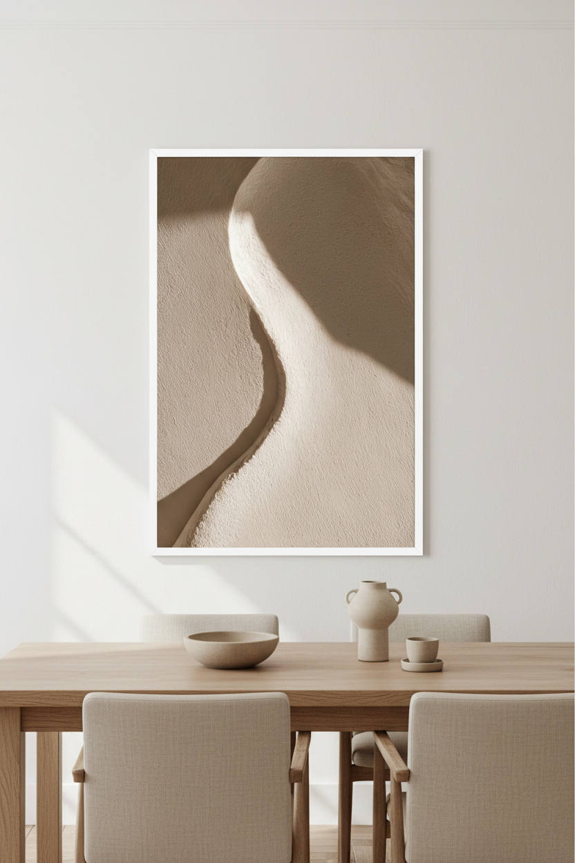 Affiche Le Versant de Sable encadrée blanc dans une salle de bain claire — crête de sable clair et ombre douce sur fond sombre